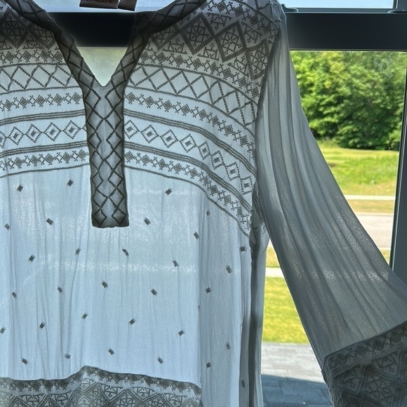 Summer sheer 3/4 sleeve Chicos Size 2 Embroidery overlay Vneck summer top - Picture 4 of 15